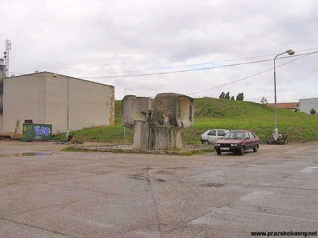 Betonová fontána v areálu PVK v Jinonicích