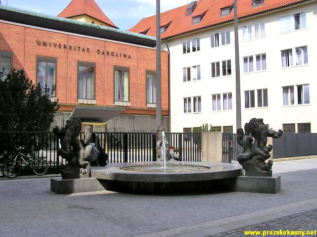Kašna před budovou Karolina Univerzity Karlovy