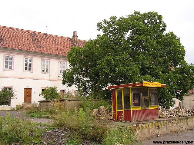 Pískovcová kašna v Jinonickém zámku