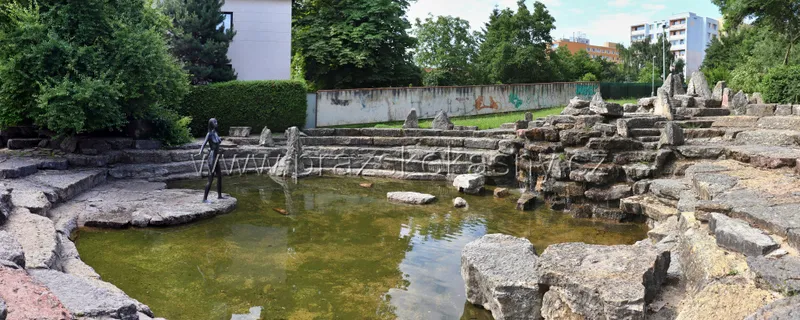 Jezírko s plastikou dívky