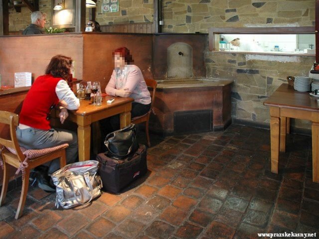 Interiérová kašna v pizzerii Parkhotelu (Mama Shelter)