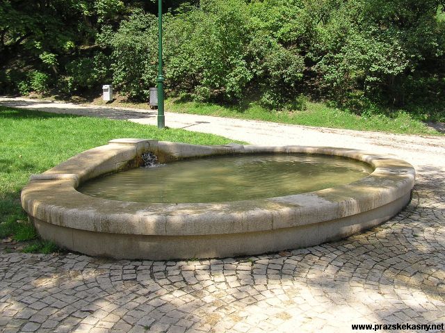 Pískovcová fontána kinského zahrada