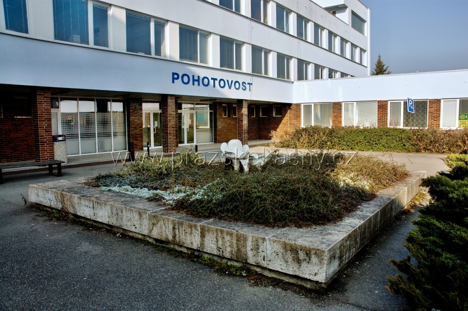 Fontána s plastikou před poliklinikou Modřany