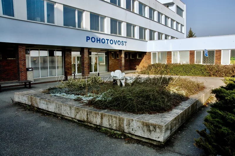 Fontána s plastikou před poliklinikou Modřany