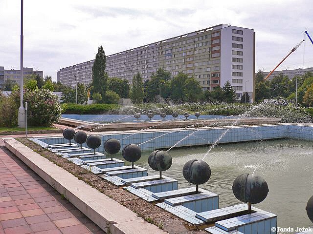 Dvojitá fontána před budovou polikliniky
