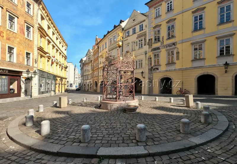 Studna s renesanční mříží