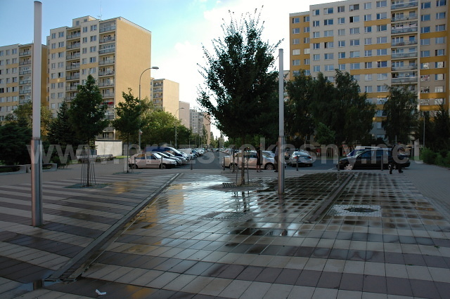 Štěrbinové fontány v parteru sídliště Dědina