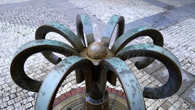 Drobná fontána v nádvoří Paláce Platýz