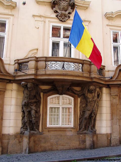Dvě kašny na nádvoří Morzinského paláce (velvyslanectví Rumunska)