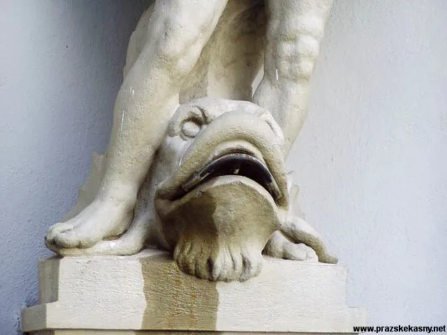 Dvě kašny na nádvoří Morzinského paláce (velvyslanectví Rumunska)