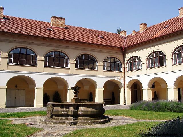 Kašna ve dvoře bývalého Vlašského špitálu
