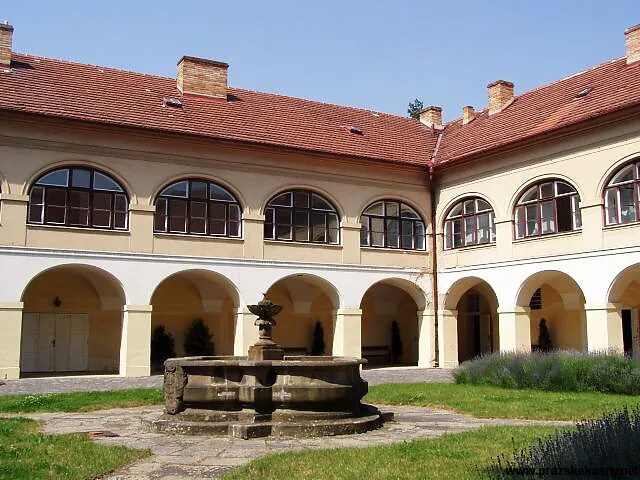 Kašna ve dvoře bývalého Vlašského špitálu