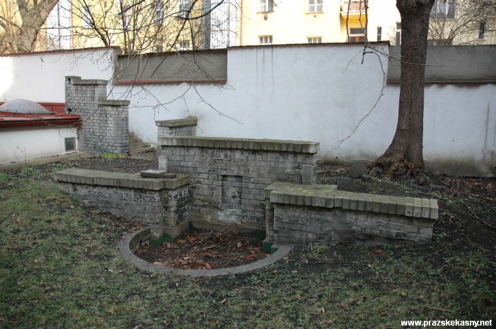 Zbytky zděné kašny v zahradě Laichterova domu