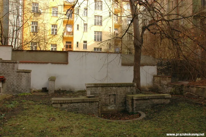 Zbytky zděné kašny v zahradě Laichterova domu