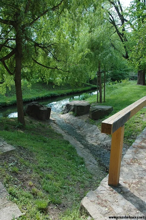 Vodní systém s jezírky v parku Podviní