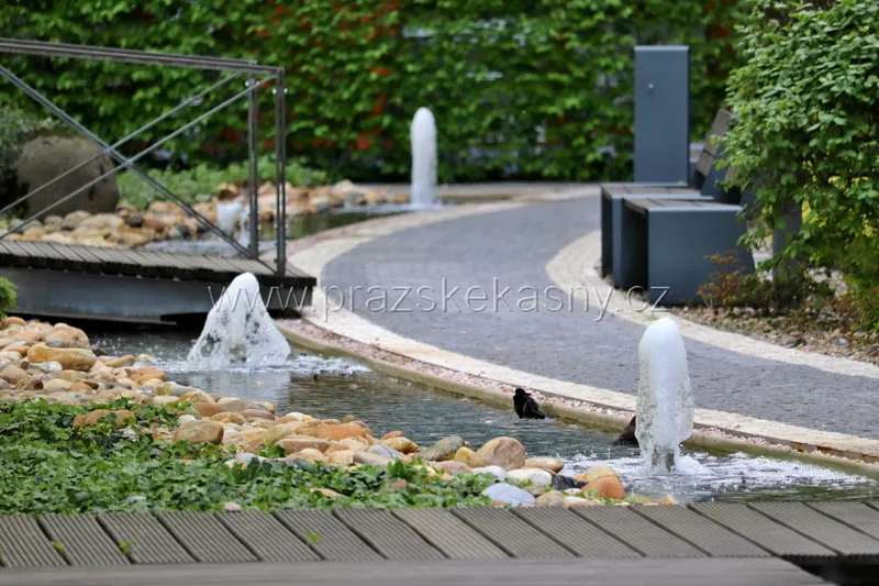 Vodní prvky v zahradě domu River Diamond