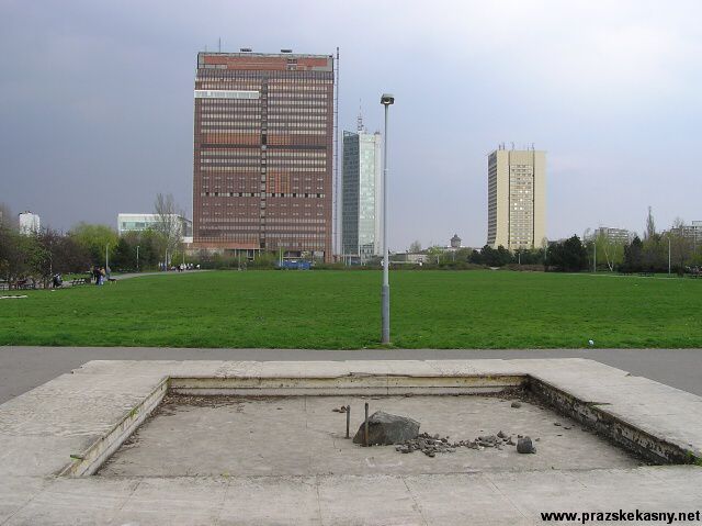 Čtvercová fontána v Centrálním parku Pankrác