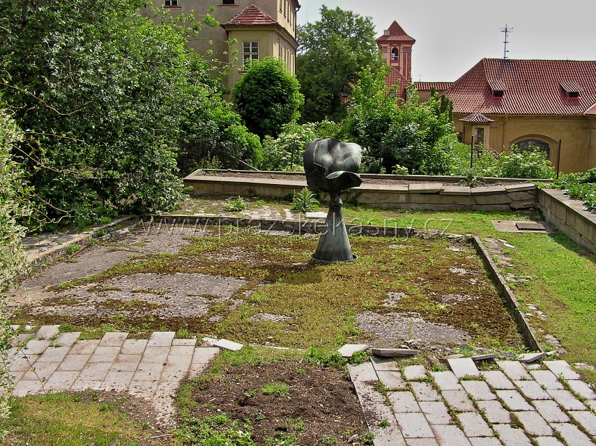 Kyvná fontána na Kajetánských terasách