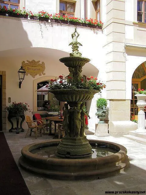 Fontána na dvoře Alchymist Grand Hotel and Spa
