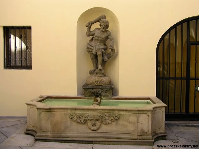 Kašna se sochou Herkula v Hrzánském paláci