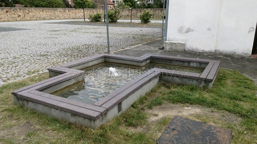 Fontána u Chvalské tvrze