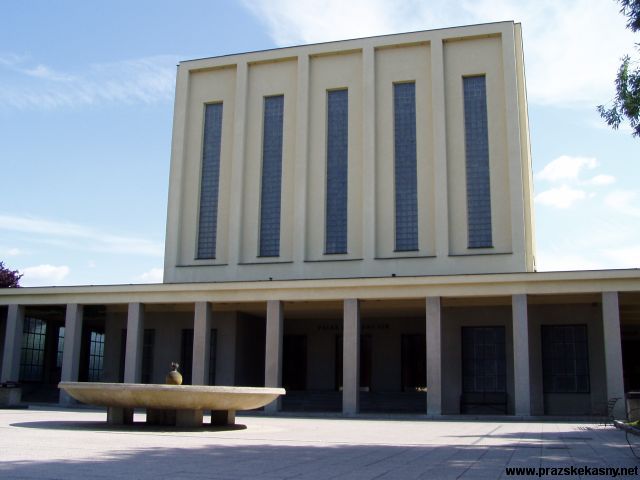 Kašna na nádvoří Strašnického krematoria