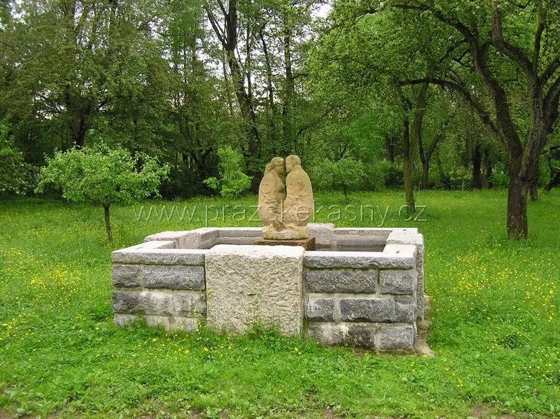 Kašna s plastikou v zahradě soukromého statku