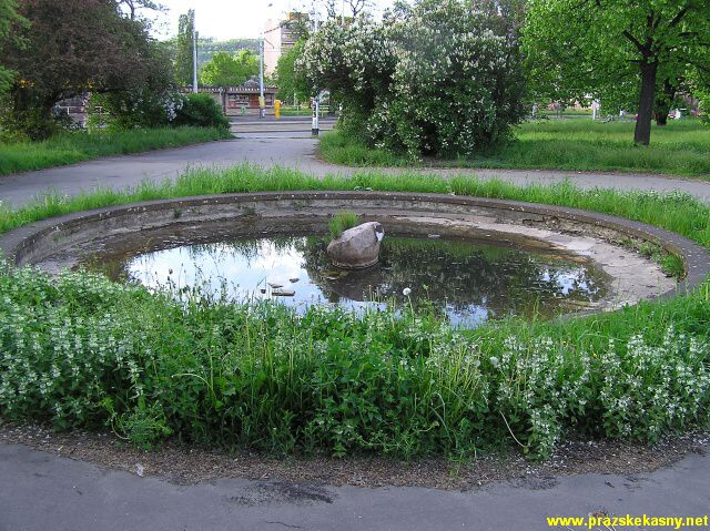 Vodotrysk s plastikou Tři rackové