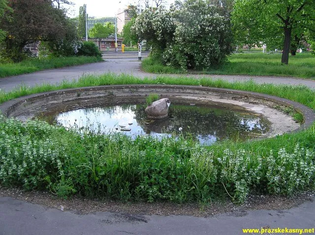 Vodotrysk s plastikou Tři rackové