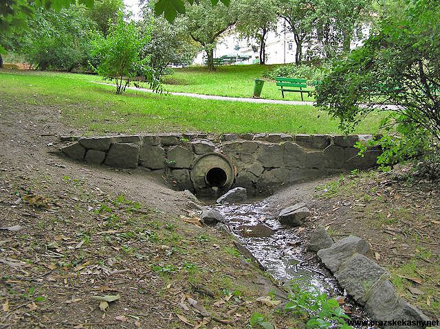 Studánka Jezerka a nádrž s vodotryskem