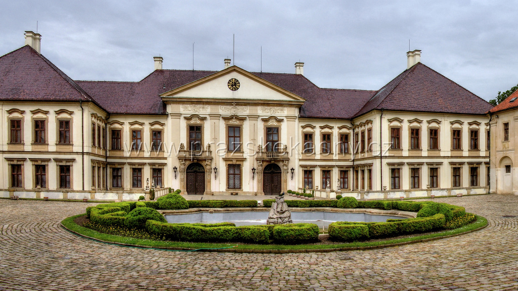 Kašna s rybami v areálu zámku Koloděje