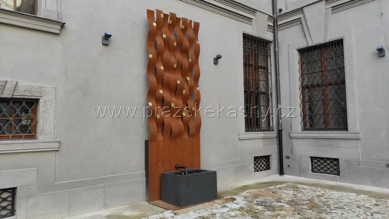 Nová kašna v Clam-Gallasově paláci