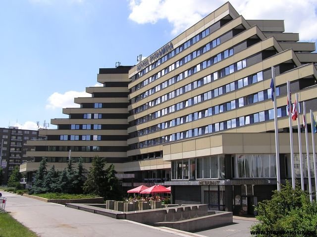 Fontána před hotelem Pyramida