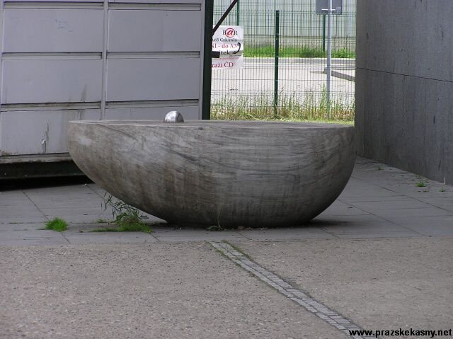 Mramorové pítko u stanice metra Nádraží Holešovice