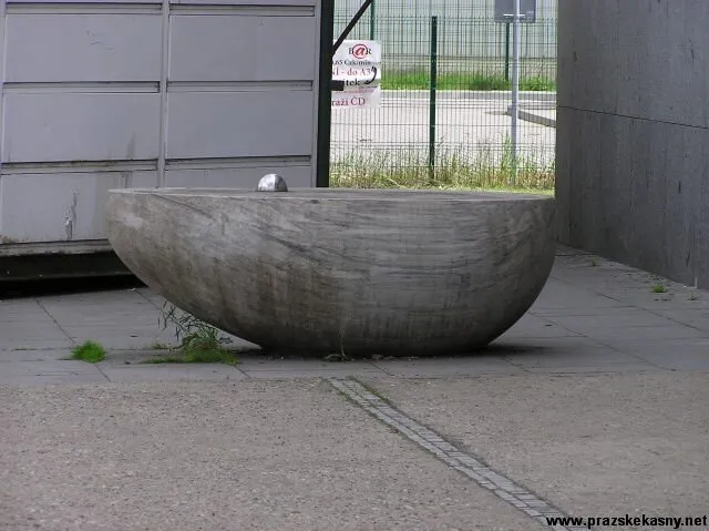 Mramorové pítko u stanice metra Nádraží Holešovice