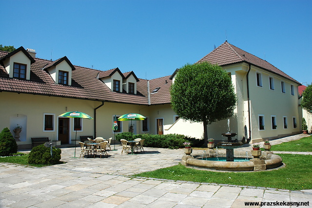 Fontána ve dvoře hotelu Baroko