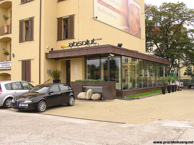 Fontána před hotelem Absolut