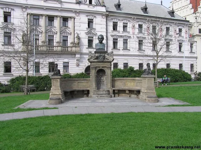 Kašna s pomníkem básníka Vítězslava Hálka