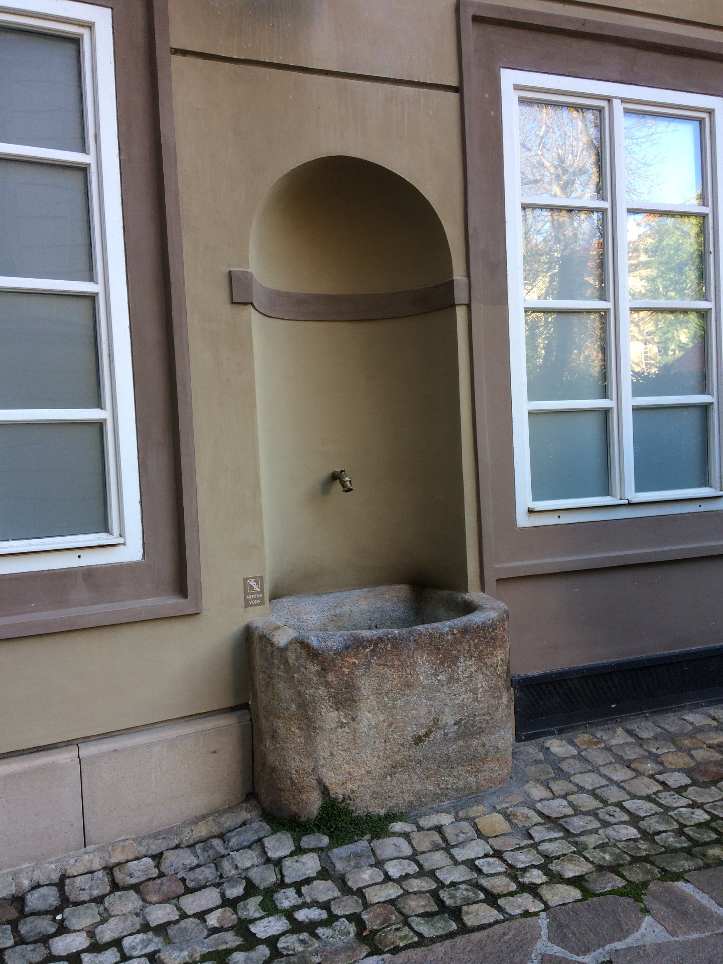 Bývalá kašna na dvoře Kolowratského paláce