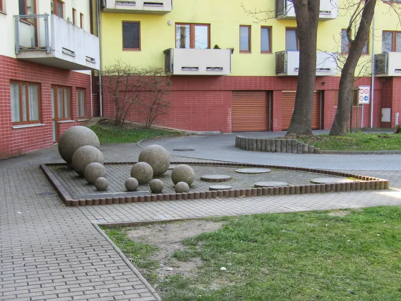 Fontána před bytovým domem v Dubči