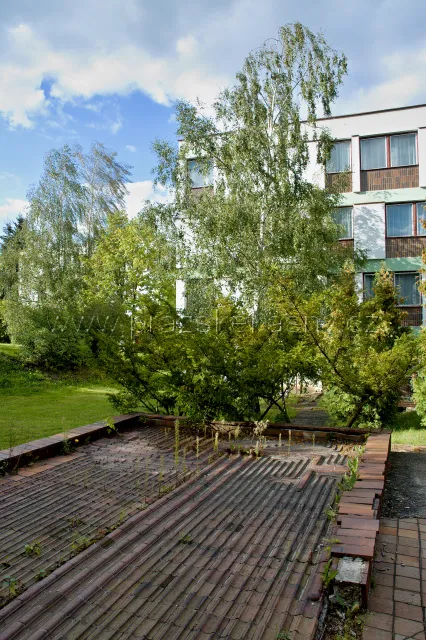 Keramická fontána u hotelu Golf