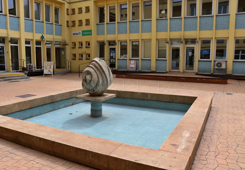 Fontána s plastikou v areálu polikliniky