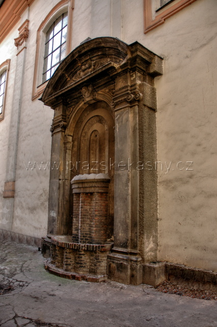Kubistická kašna u kostela Nejsvětější Trojice