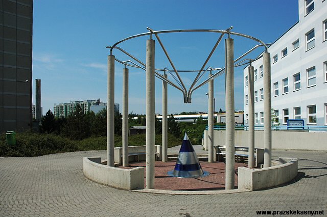Moderní fontána před poliklinikou "Parník"