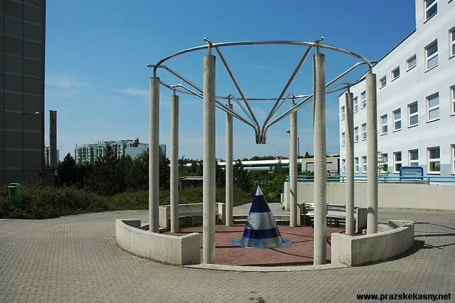 Moderní fontána před poliklinikou "Parník"