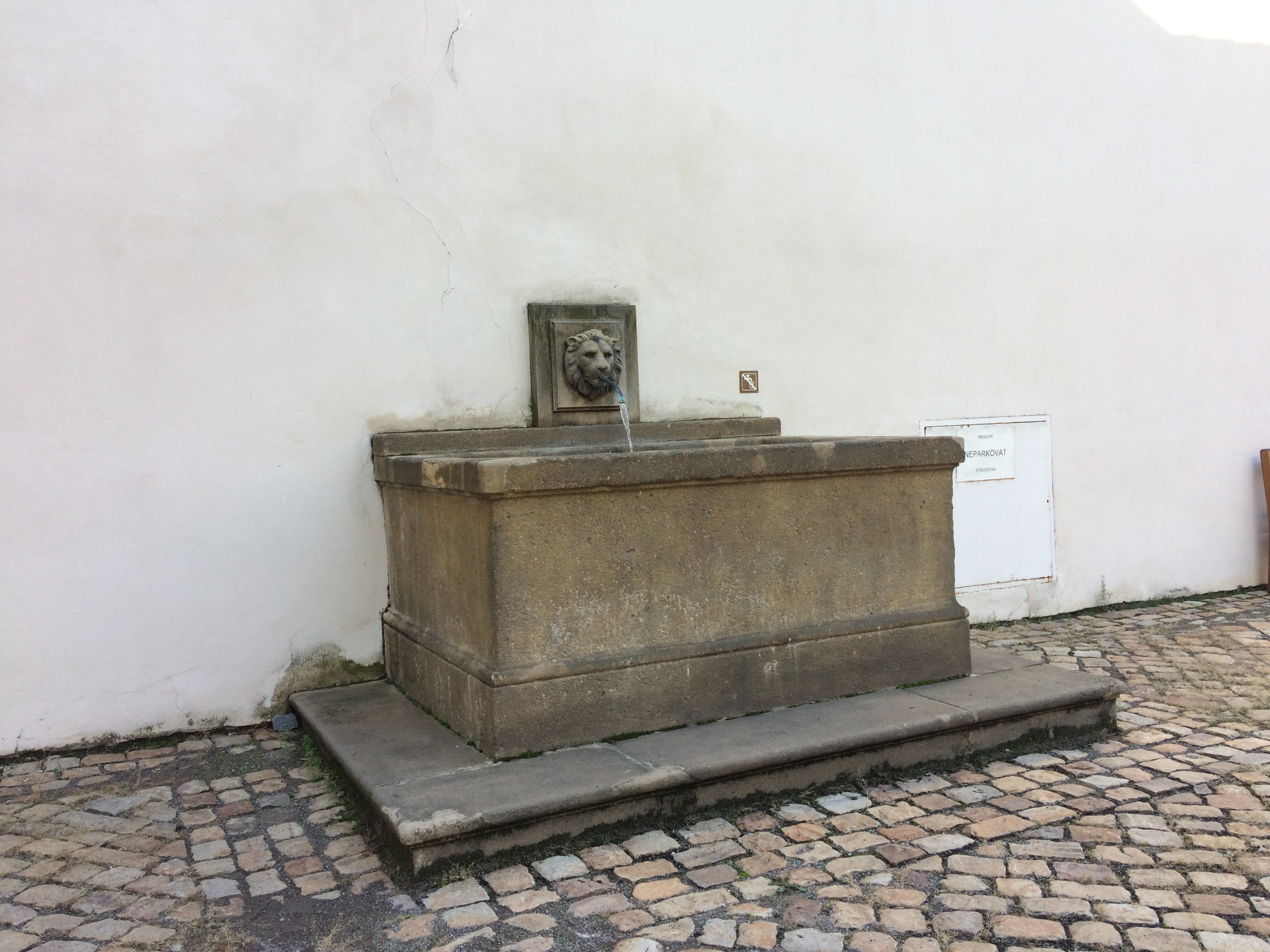 Kašna na nádvoří Valdštejnského paláce