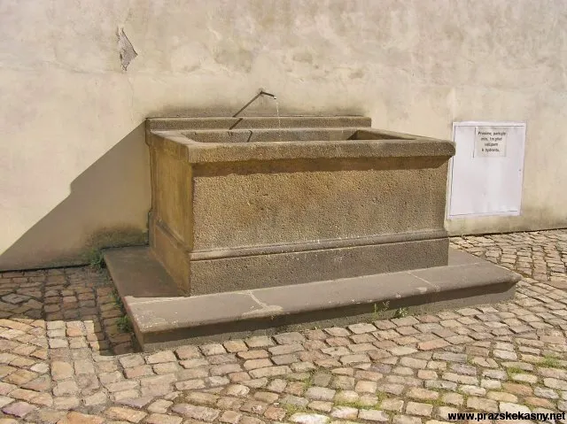 Kašna na nádvoří Valdštejnského paláce