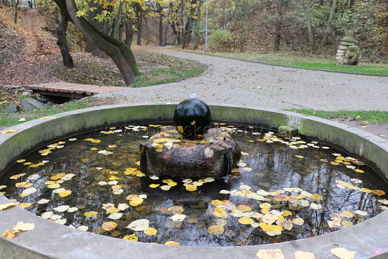 Fontána při vstupu do údolí Housle