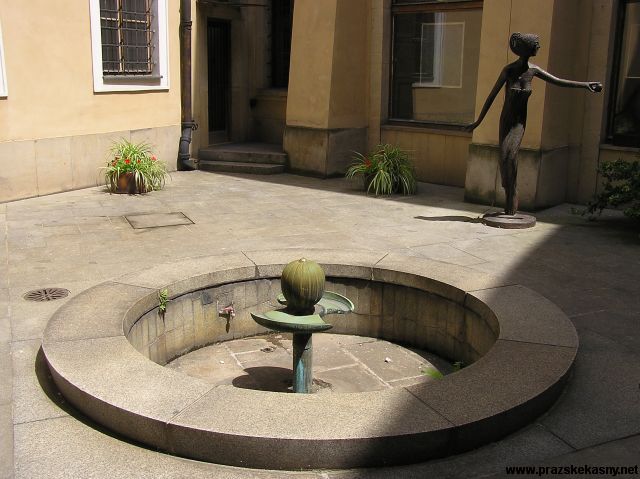 Kašna ve dvoře domu Meloun