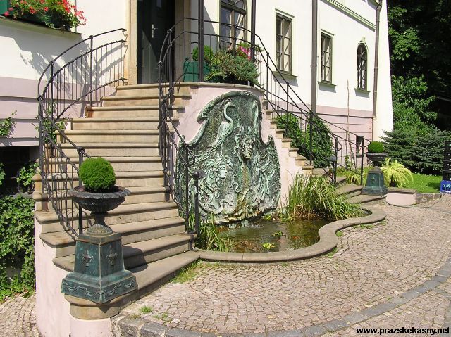 Vodotrysk před restaurací Nebozízek